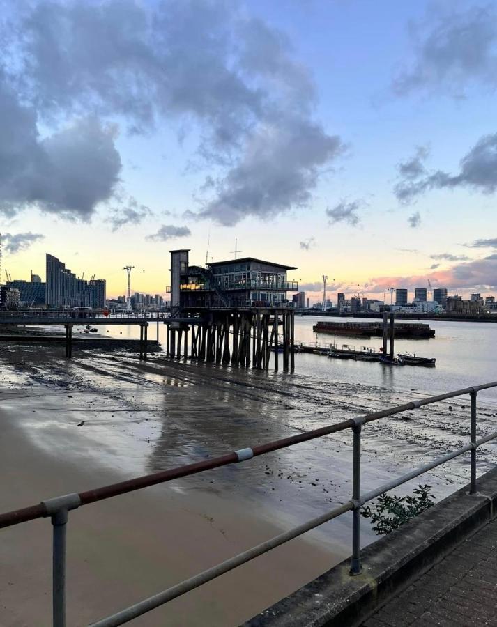 Large Double Room Overlooking The Thames Londra Esterno foto